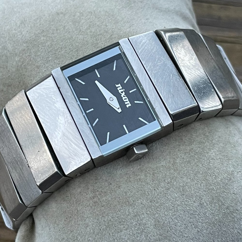 Nixon Women Wristwatch SEDUCTRESS THE SIREN Silver Tone Analog Watch water resis - Picture 11 of 12